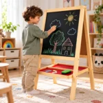 پسربچه در حال نقاشی با گچ روی تخته مشکی Palizan